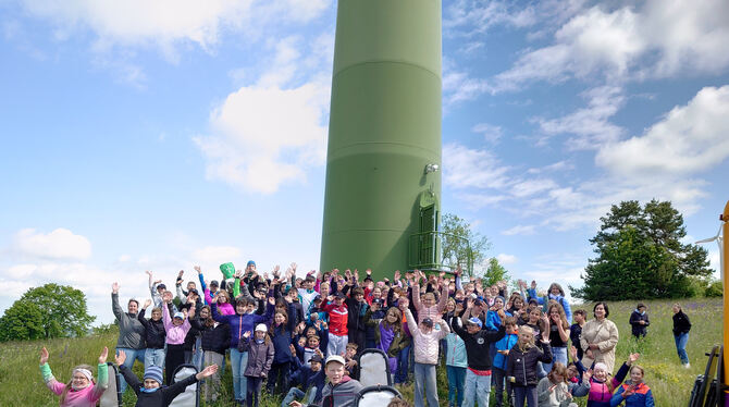 Die Grundschüler vorm Turm in Auingen.  FOTO: WURSTER