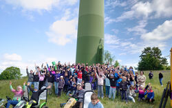 Die Grundschüler vorm Turm in Auingen.  FOTO: WURSTER