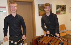 Philipp Herzig (links) und Kevin Reisner ließen das Marimbaphon erklingen. FOTO: SANDER 
