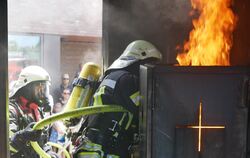 Heiße Einblicke etwa in eine Brandübungsanlage gab es beim Tag der offenen Tür der Kusterdinger Feuerwehr. FOTO: LEISTER