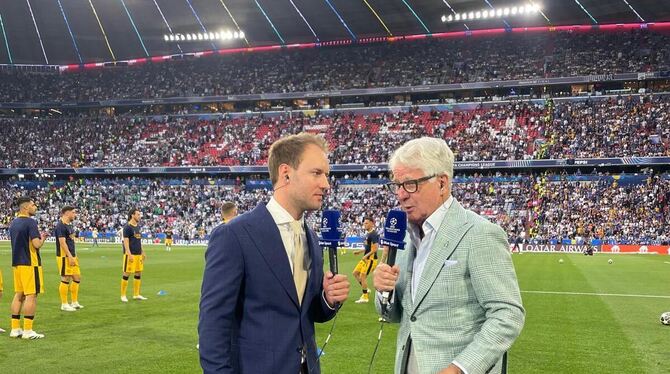Fußball Die Kommentatoren unter sich am Spielfeldrand: Lukas Esser (links) und Marcel Reif in der Münchener Allianz-Arena vor dem Champi