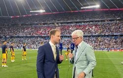 Die Kommentatoren unter sich am Spielfeldrand: Lukas Esser (links) und Marcel Reif in der Münchener Allianz-Arena vor dem Champi