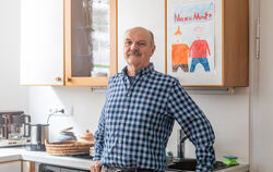 Günther Mistele steht in der Einliegerwohnung, die er und seine Frau über HomeExchange anbieten. 