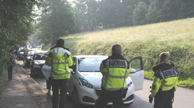 Mehr als zehn Polizeibeamte waren bei der Kontrollstelle an der Galgenbergstraße im Einsatz.
