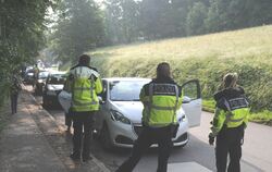 Mehr als zehn Polizeibeamte waren bei der Kontrollstelle an der Galgenbergstraße im Einsatz.
