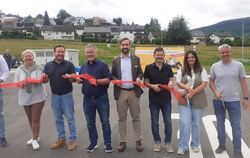 "Drei, zwei, eins, Schnitt!": Projektbeteiligte eröffnen symbolisch das Baugebiet Vor Buchhalden II  in Dettingen.