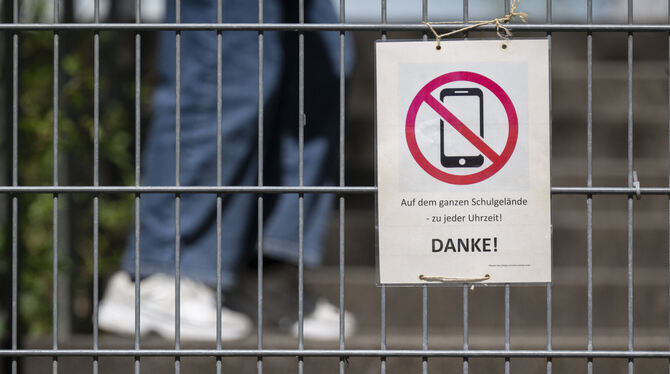 Ein Schild mit einem durchgestrichenen Smartphone weist auf ein generelles Handyverbot hin.