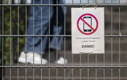 Ein Schild mit einem durchgestrichenen Smartphone weist auf ein generelles Handyverbot hin.