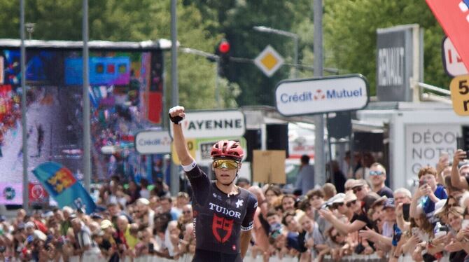 Radsport Marius Mayrhofer feiert seinen Sieg auf der Etappe im französischen Laval. Der Dußlinger gewinnt mit 32 Sekunden Vorsprung vor d