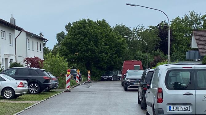 Schon jetzt wird im Elbinger Weg auf der Straße geparkt. Der Druck wird steigen, wenn die Kreisbau ihr Projekt mit 20 Wohnungen Schon jetzt wird im Elbinger Weg auf der Straße geparkt. Der Druck wird steigen, wenn die Kreisbau ihr Projekt mit 20 Wohnungen