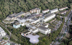 So stellen sich die Planer das zukünftige Luftrettungszentrum der BG-Klinik Tübingen vor (unten im Bild). Geht alles glatt, star
