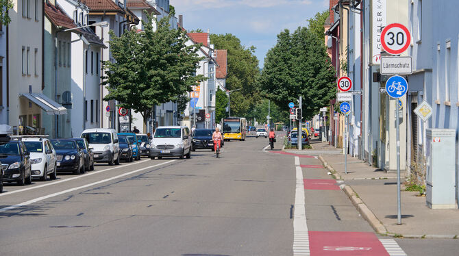 Tübinger Straße Die Tübinger Straße ist nicht nur gut frequentiert, hier wird auch gerne schneller als die erlaubten 30 Stundenkilometer gefahre