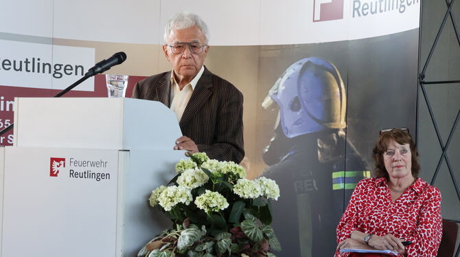 Feuerwehr Gönningen Dr. Paul Ackermann Paul Ackermann 2023 bei etwas, was er besonders gern tat: eines seiner Bücher vorstellen.