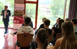 Raus in die Schulen zur Demokratiebildung: Landtagsvizepräsident Dr. Wolfgang Reinhart im Gespräch mit Elftklässlern des Bad Ura