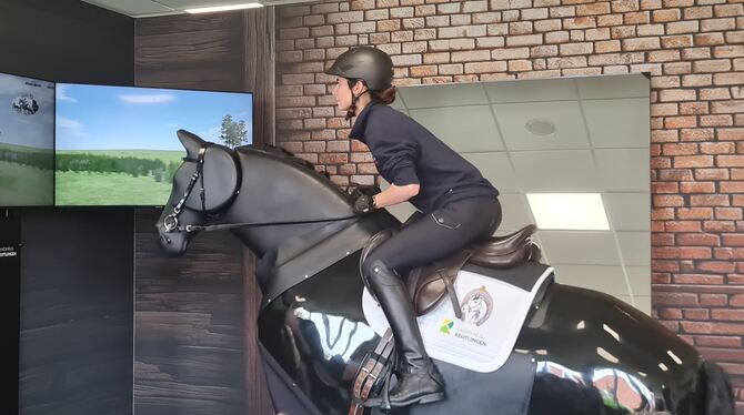 Reitsimulator Sprung über imaginäre Hindernisse: Die angehende Pferdewirtin Janina Assel zeigt, wie man auf dem Reitsimulator trainiert.
