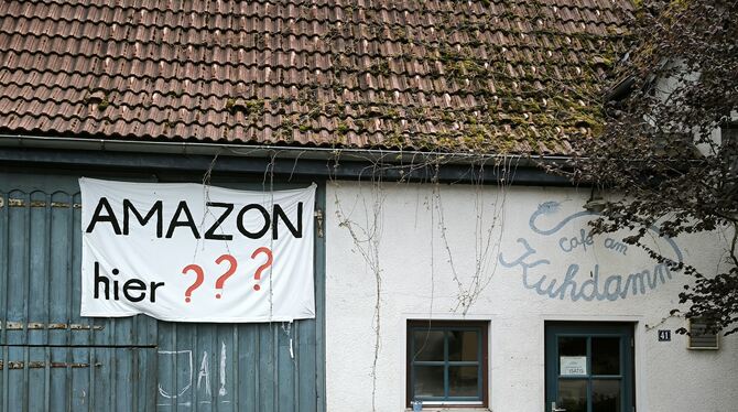 AmazonJA Die Haltung zu Amazon ist in Hengen geteilt. Das Bild zeigt das Plakat der ersten Stunde am Scheuerntor von Hermann Kiefer, der