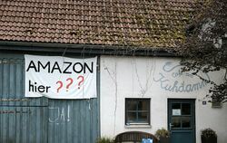 Die Haltung zu Amazon ist in Hengen geteilt. Das Bild zeigt das Plakat der ersten Stunde am Scheuerntor von Hermann Kiefer, der 