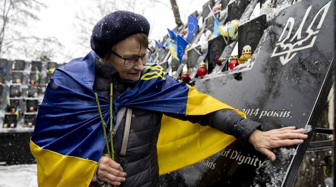 Krisen,Krieg,Konflikte Eine Frau gedenkt in Kiew der Menschen, die beim Euromaidan-Protest im Winter 2013/14 ums Leben kamen. Damals demonstrierten Mil