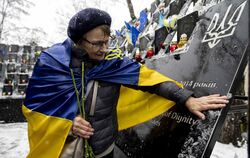 Eine Frau gedenkt in Kiew der Menschen, die beim Euromaidan-Protest im Winter 2013/14 ums Leben kamen. Damals demonstrierten Mil