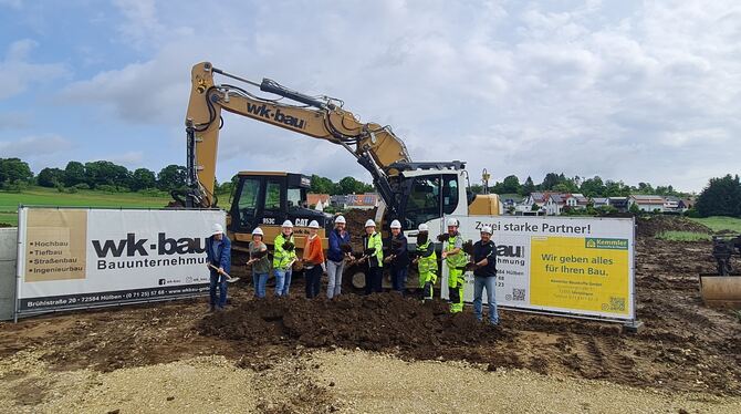 Spatenstich Gächingen Lückenschluss mit 32 Bauplätzen: Spatenstich fürs Baugebiet Hinter der Kirche Mitte in Gächingen.