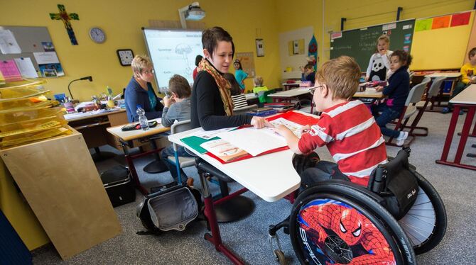 Ein Junge im Rollstuhl im Unterricht an einer Regelschule. Laut einer Umfrage unter Lehrkräften hapert es an vielen Schulen nich