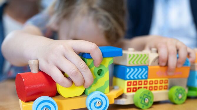 Kinder, Sachsen, Kita, Krippe, Kind, Bildung, Kindergarten, Tagesmutti, Tagesmutter, lsn, san Die Elternbeiträge für die Kinderbetreuung durch Tagesmütter wurden seit 2012 im Landkreis Tübingen nicht erhöht. Das soll sich