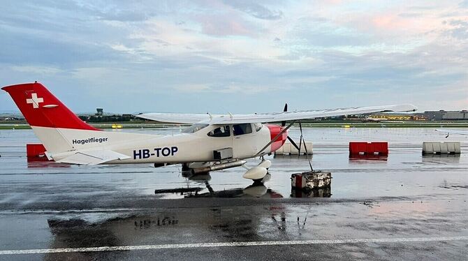 Hagelflieger, Reutlingen, Flughafen, Echterdingen, Unwetter Eine Cessna 182 ist der aktuelle Hagelflieger für den Landkreis Reutlingen. Die Maschine ist aus der Schweiz »ausgeliehen«, weil
