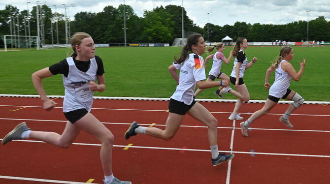Schülerinnen aus Walddorfhäslach beim 75-m-Lauf FOTO MEYER