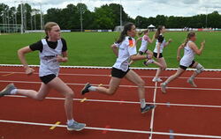 Schülerinnen aus Walddorfhäslach beim 75-m-Lauf FOTO MEYER
