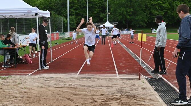 Sprung in den mutmaßlichen Medaillienbereich: Leichtathleten von der Ofterdinger Burhofschule. FOTO: MEYER