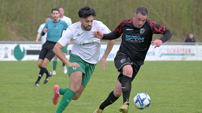 Bezirk Alb, Fussball, KL A2, Kreisliga A2, Maenner, Saison 2024/25, Wuerttemberg, wfv Im Wettrennen um Relegationsplatz zwei: Sem Flamm (links) vom TSV Sickenhausen und Muhammet Talha Güney vom TSV Mähringen.