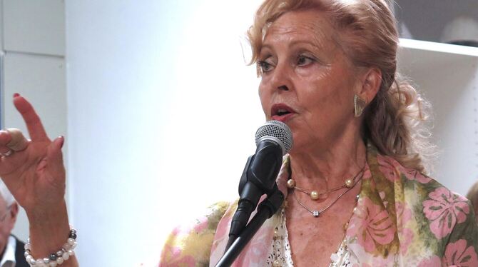 Yvonne Marli Schramm umrahmte die Vernissage mit Chansons auf Deutsch und Französisch.