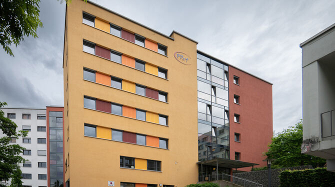 PP.rt, Klinik für Psychiatrie und Psychosomatik, Reutlingen Ein körperlich heftiger Angriff auf eine junge Pflegerin in der Reutlinger Psychiatrie endete jetzt vor Gericht. Verurteilt wurd