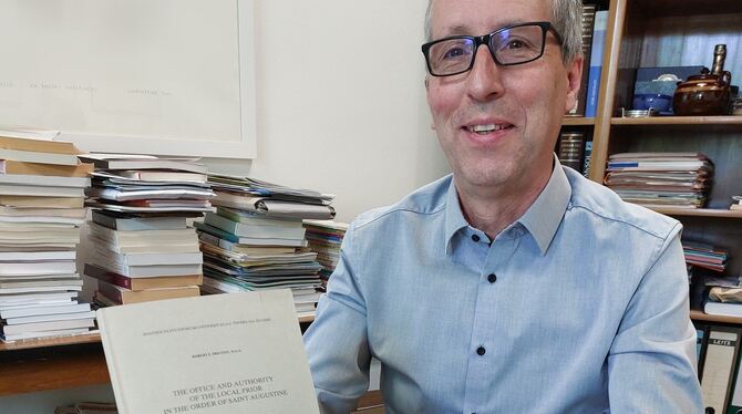 Papst Leo Kein Prachtband, sondern ein schlichter Druck in Grau, und zum Schutz neuerdings ein etwas dunklerer Karton: Martin Faßnacht mit