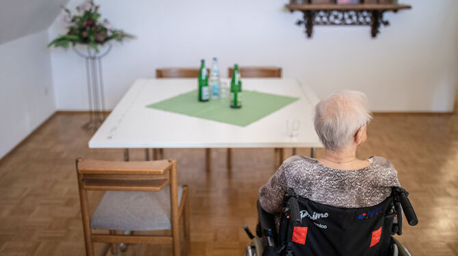 Bundesländer, Bundesregierung, corona, Gesellschaft, Gesundheit, Krankheiten, lnw, Medizin, NWF, Pflege, Rollstuhl, Vermischtes, Die Familie aus dem Haus, der Ehemann verstorben, die Mobilität eingeschränkt: Es gibt viele Gründe, weshalb ältere Menschen an