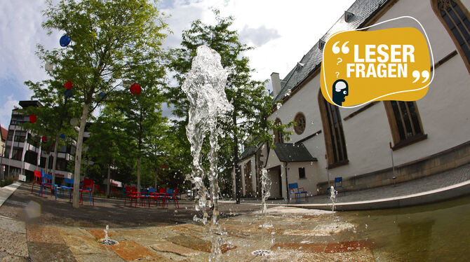 Das Wasserspiel vor der Pfullinger Martinskirche.