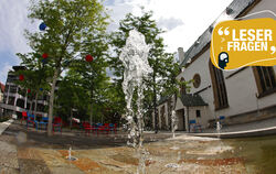 Das Wasserspiel vor der Pfullinger Martinskirche. 