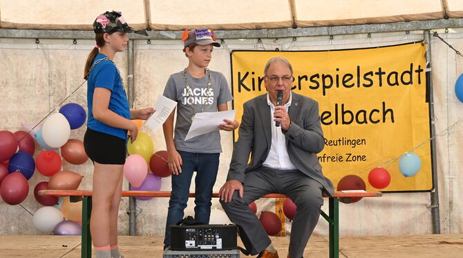 Die Kinderspielstadt Burzelbach erfreut jedes Jahr viele Jungen und Mädchen. Im Bild wird Oberbürgermeister Thomas Keck von Amts