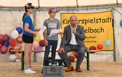 Die Kinderspielstadt Burzelbach erfreut jedes Jahr viele Jungen und Mädchen. Im Bild wird Oberbürgermeister Thomas Keck von Amts