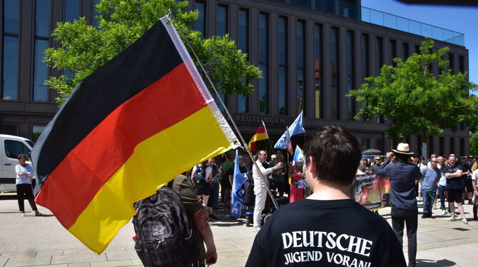 Demo Reutlingen Deutsche Jugend Voran Gemeinsam für Deutschland Ein Mann mit einem »Deutsche Jugend Voran«-Shirt: Eine rechtsextreme Jugendgruppe aus Berlin, die nach Angaben des Landesverfass