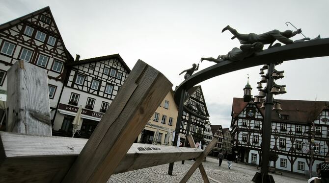 Radständer-leer Den Holzbock hat die MTB-Initiativer Bad Urach vergangenes Jahr neben das Schäferlauf-Denkmal gestellt. Auf diesem Bild ist er l