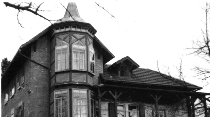 1940: Gebäude mit  markantem Erker und Pavillon. Wo ist oder war es zu finden?