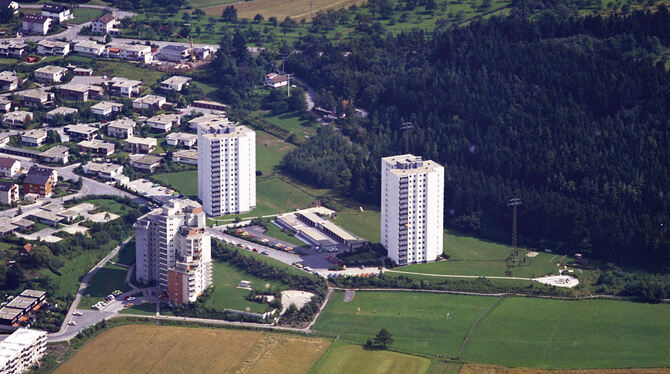 1970er-Jahre: Wo könnten diese  Hochhäuser vor einem Bauernhof abgelichtet worden sein?