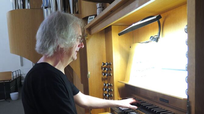 Martin Neu, Organist, Orgel Martin Neu an der Orgel der St.-Peter-und-Paul-Kirche im Storlach.