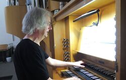 Martin Neu an der Orgel der St.-Peter-und-Paul-Kirche im Storlach.
