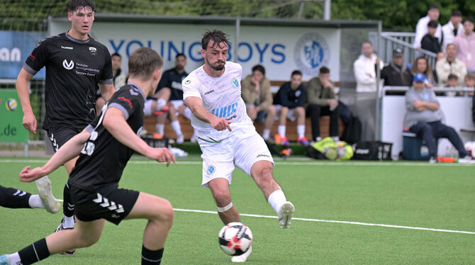Fussball, Maenner, Saison 2024/25, VL, Verbandsliga, Wuerttemberg, wfv Hakan Aktepe von den Young Boys zieht ab und trifft. Am Ende reicht die Führung aber nicht für Punkte.