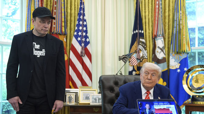 Die einstige Allianz zwischen Tesla-Chef Elon Musk (links) und US-Präsident Donald Trump endet in einer Schlammschlacht. FOTO: Die einstige Allianz zwischen Tesla-Chef Elon Musk (links) und US-Präsident Donald Trump endet in einer Schlammschlacht. FOTO: