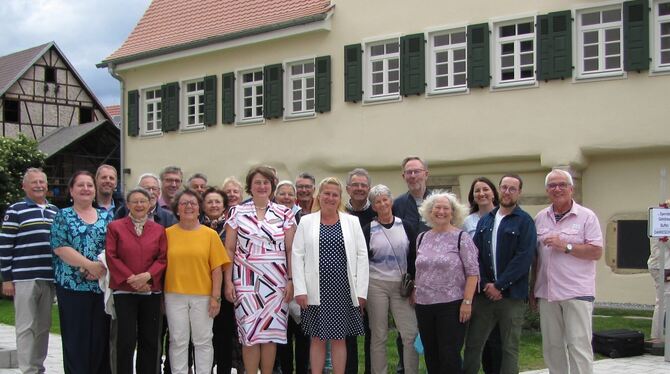 deutsch-französische Partnerschaft in Walddorfhäslach Gemeinsam einstehen für die deutsch-französische Freundschaft: Mitglieder der Partnerschaftskomitees und der Verwaltung von Mign