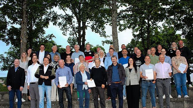 Geehrte Ehrenamtliche des Sportkreises Reutlingen Sportkreisvorsitzender Manuel Hailfinger (1. Reihe dritter von links) ehrte Richard Bolai (rechts neben ihm) sowie das Gewinnerp