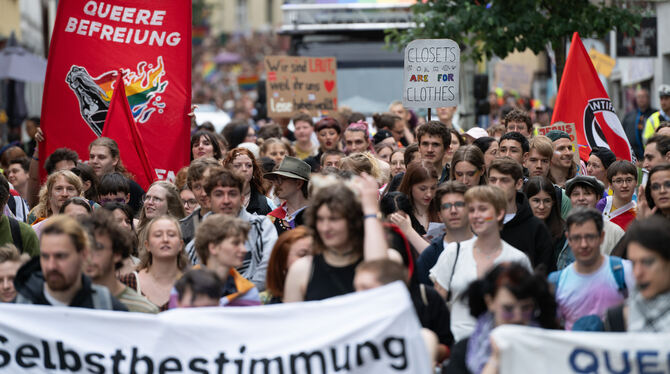 Rund 2300 Menschen kamen beim Christopher-Street-Day in Tübingen zusammen.